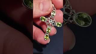 edelsteine crystals kristall schmuck geschenkideen beauty gemstone jewelry peridot kreuz [upl. by Greggs]