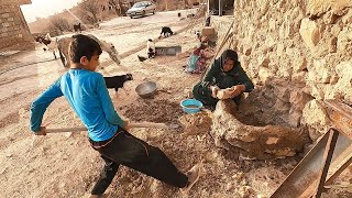 Making a Chicken Nest with Thatch in the Village Yard Living in the Traditional Society [upl. by Lebaron]