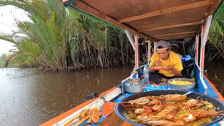 Masak udang telur asin setelah mancing saat hujan langsung di perahu [upl. by Siderf52]