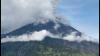 VULCÃO TUNGURAHUA NO EQUADOR ENTRA EM ERUPÇÃOTungurahua Volcano Erupts in Ecuador [upl. by Llennaj800]