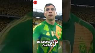 Feo gesto del Dibu Martínez con Cámara Internacional en partido de Colombia contra Argentina [upl. by Virgina]