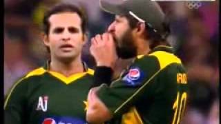 Shahid Afridi ball tampering bitng the ball [upl. by Senga790]