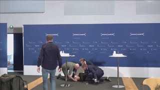 Dänemark Pressekonferenz von Ohnmachtsanfall überschattet [upl. by Melia564]