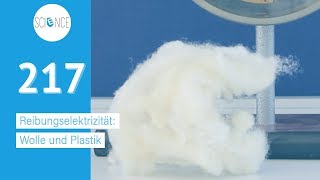 Reibungselektrizität Wolle und Plastik  Experiment [upl. by Maddis]