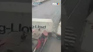 Tráiler intentó ganarle el paso al tren en Manzanillo Colima pero no lo logró [upl. by Hannibal829]