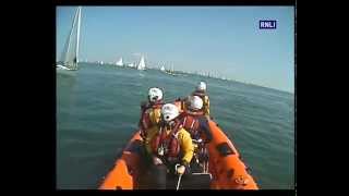 Lymington Lifeboat help a yacht caught on the Varvassi Wreck during the Round the Island Yacht Race [upl. by Aima772]