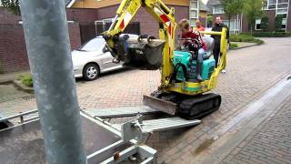 jongen op minigraver yanmar sv 08 [upl. by Sawyer802]