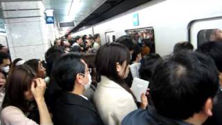 Métro de Tokyo 3 jours après le tremblement de terre  Impossible de monter dans le train [upl. by Masao]