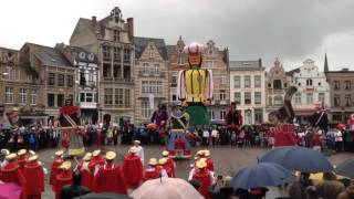 Reuzen dansen op Markt Dendermonde [upl. by Karlik]