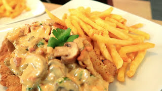 Schnitzel mit Pilzrahmsoße Rezept  Jägerschnitzel  Champignonrahmsauce kochen  Pommes [upl. by Adelpho]