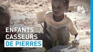 Il doit faire travailler ses enfants dans une carrière de pierre  UNICEF France [upl. by Danae]