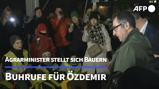 Buhrufe für Özdemir  Agrarminister stellt sich Bauern  AFP [upl. by Andrel794]