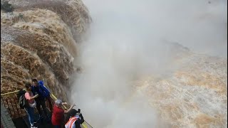 Cataratas do Iguaçu atingem um dos níveis mais altos em anos  AFP [upl. by Natlus]