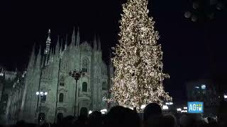 Milano acceso lalbero di Natale in Duomo [upl. by Wiencke95]