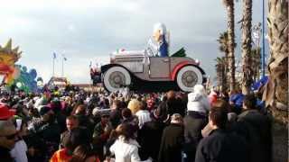 Carnevale di Viareggio 2013  un carro travolge il pubblico [upl. by Assanav]