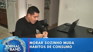 Morar sozinho muda hábitos de consumo  Jornal da Band [upl. by Adnaluoy]