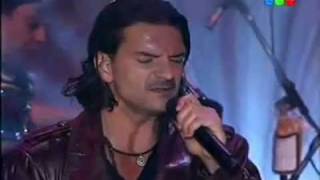 Ricardo Arjona  Acompañame a estar solo En Vivo [upl. by Edea188]