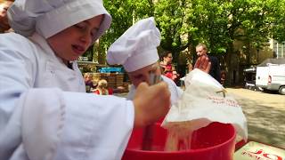 Poffertjes bakken op de markt [upl. by Gertie]