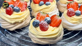 Mini Pavlova mit Beeren  das beste Dessert der Welt [upl. by Adiuqal24]