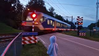 Spoorwegovergang Glimmen In het donker  Dutch railroad crossing [upl. by Kerwin]