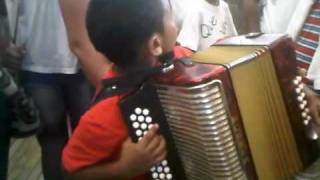 NIÑO TOCANDO ACORDEON Y CANTANDO VALLENATO EN VALLEDUPAR [upl. by Cesaro]