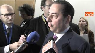 PITTELLA PD SINGOLARE CHE I DEPUTATI M5S VENGANO A STRASBURGO PER PROCESSARE LITALIA [upl. by Kaleena]