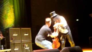 SLASH ATTACKED SLASH aggredito da un fan Concerto Milano Palasharp 10062010MPG [upl. by Eeralih309]