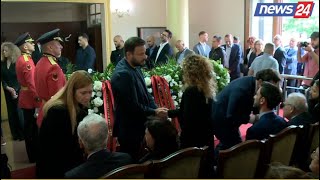 Homazhe në nder të Gerti Bogdanit përfaqësuesit e Fokus Media Group pjesë e ceremonisë [upl. by Acinat]