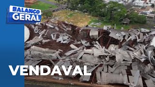 Temporal em Cascavel arranca telhados derruba árvores e causa muitos estragos [upl. by Xuagram]