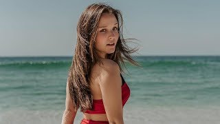 Larissa Manoela completa 18 anos e sensualiza de biquíni na praia [upl. by Adaven]