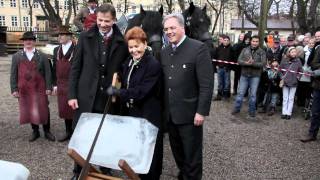 Eisstechen im AugustinerKeller Auftakt zu quot200 Jahre Biergartenquot [upl. by Liederman489]