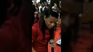 TEM LABAREDA DE FOGO NA IGREJA🔥🔥🔥CANTORA VALQUIRIA OLIVEIRA FOGO PURO🔥🔥gospel viralshorts foryou [upl. by Enyt475]