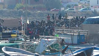 Lampedusa emergenza sbarchi migliaia di migranti sullisola [upl. by Ochs523]