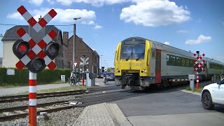 Spoorwegovergang GavereAsper B  Railroad crossing  Passage à niveau [upl. by Namzed]