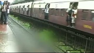 Mumbai Man killed on railway tracks trains run over body for 20 minutes [upl. by Ahsiryt572]