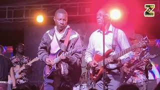 Muchapedza Junior Matsito Surprising 💥 Alick Macheso Live 💥🎸 on Stage Performing at Jongwe Corner [upl. by Esnahc]