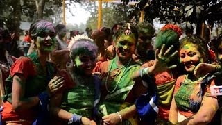 Inde le Holi fête des couleurs pour larrivée du printemps [upl. by Anoed]