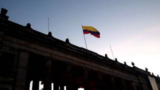 como es la Bandera de Colombiana ondea [upl. by Anairad]