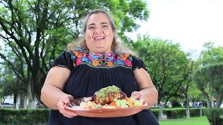 Así Sabe Michoacán  Griselda García cocinera tradicional de La Piedad prepara CHAMORRO EN ADOBO [upl. by Asiral]