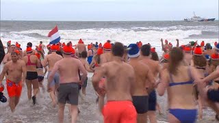 In zwembroek of pinguïnkostuum rennen duizenden mensen de zee in tijdens nieuwjaarsduik  RTL NIEUWS [upl. by Lentha]