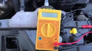 PKW Batterie Test mit Multimeter Startbatterie testen Autobatterie prüfen Opel Corsa E Anleitung [upl. by Schnell819]