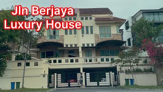 JLn Berjaya Luxury House in Singapore  Explore Berjaya House  Tuoi Singapore [upl. by Treblihp589]