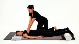 How to Give a Spinal Massage  Shiatsu Massage [upl. by Adnahsal]