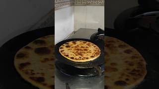 Aalu ka paratha😋आलू का भरवा पराठा खाए😋ytshortsyoutubeshortsaaluparanthacookingrecipe [upl. by Genovera]