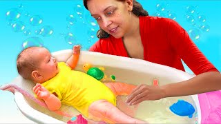 🧼 Prima BĂIȚĂ a MihaeleiAndreea 👶 în noua cădiță a bebelușului 🛁 [upl. by Eiro812]