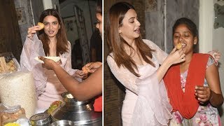 Kriti Kharbanda Eating Gol Gappe On Street  Shaadi Mein Zaroor Aana [upl. by Noteloc926]