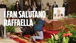 Lultimo saluto a Raffaella Carrà centinaia di persone in coda [upl. by Eekram]