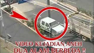 VIDEO KEJADIAN ANEH quotJALAN RAYA DI DUA ALAM BERBEDAquot ANTARA DUNIA NYATA DAN DUNIA GAIB [upl. by Aloisius175]