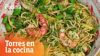 Salteado de gambas y pollo con fideos  Torres en la Cocina  RTVE Cocina [upl. by Alyks]