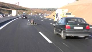 Kartfahrer auf Autobahn [upl. by Nylloh]